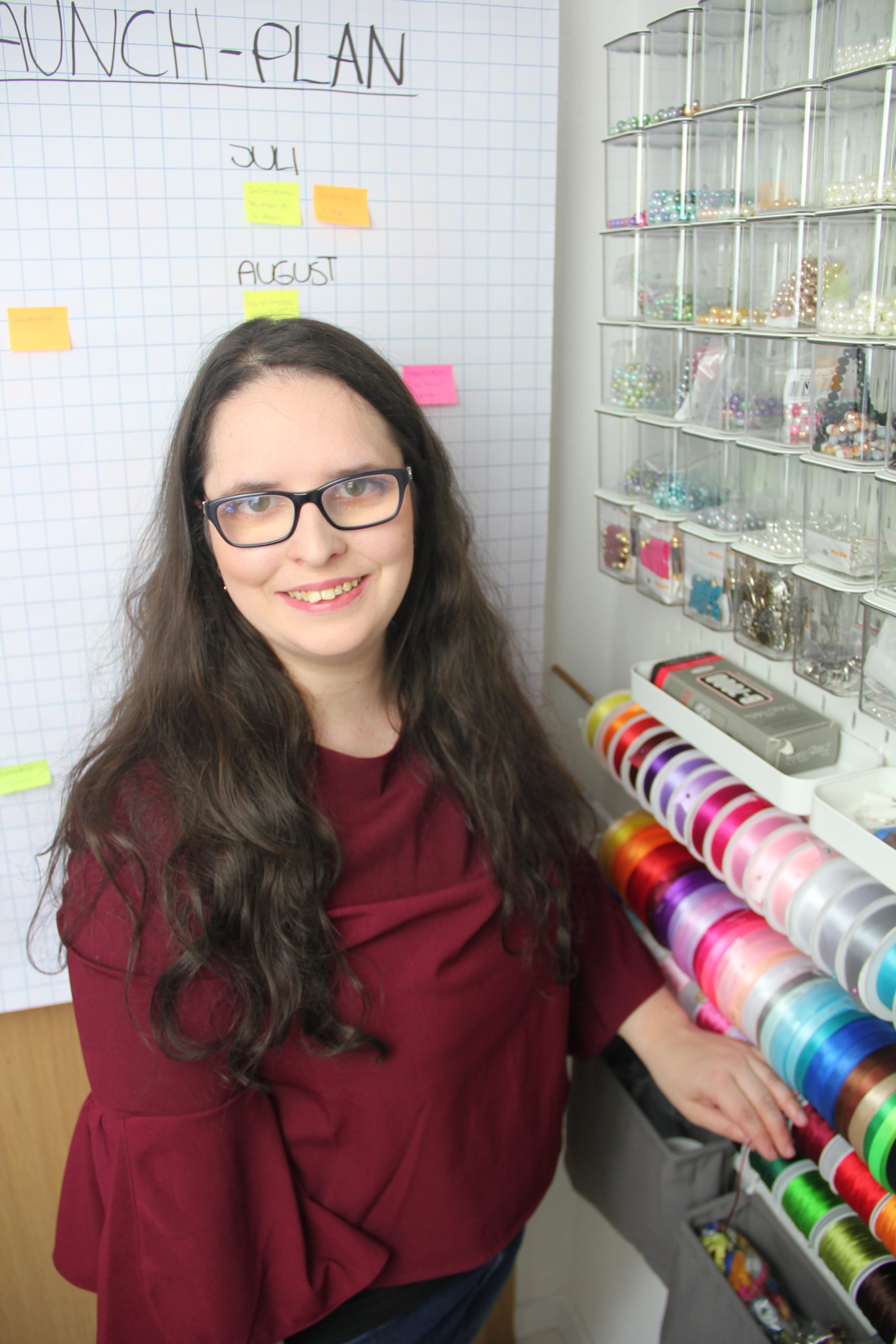 Jana vor der kreativ Wand Jana vor der kreativ Wand